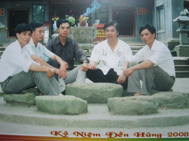 Bàn đá Vua Hùng ngồi bàn việc nước (Đền Hùng)